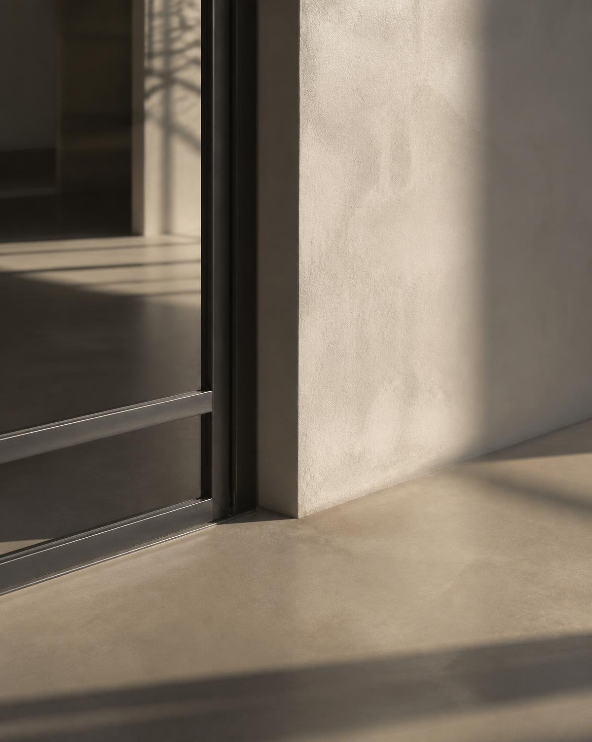 Architectonisch detail van een stalen pui en gietvloer